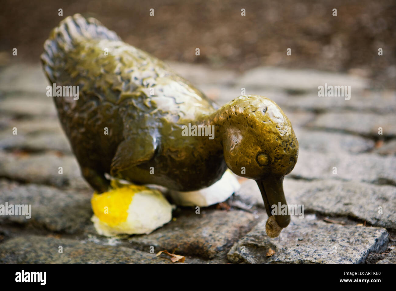 Faites place à la statue de canetons portant les chaussures jaunes dans le Jardin Public de Boston Boston MA USA Banque D'Images
