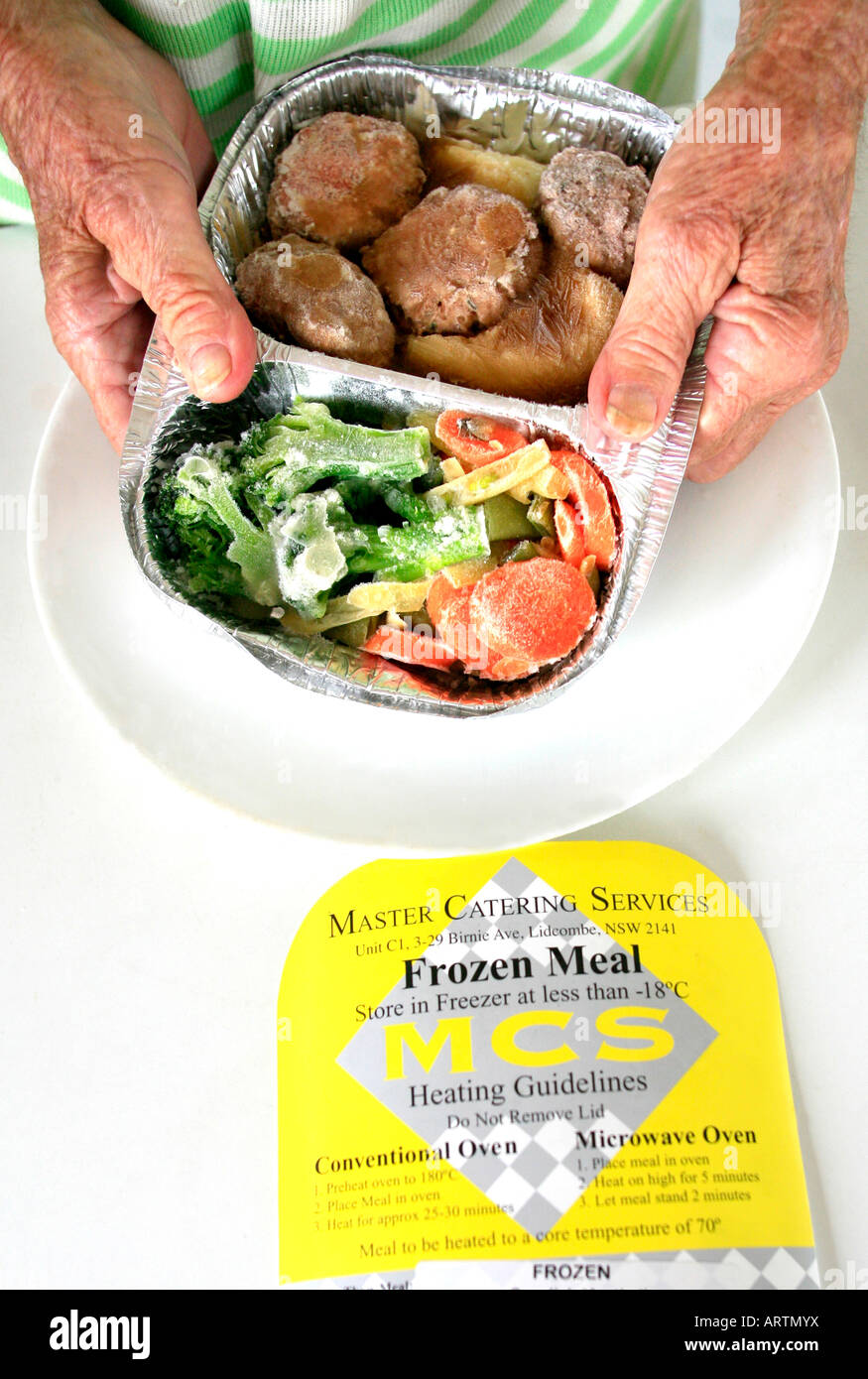Repas congelés tel qu'utilisé par les services de repas à domicile pour les personnes âgées et les pensionnés Banque D'Images