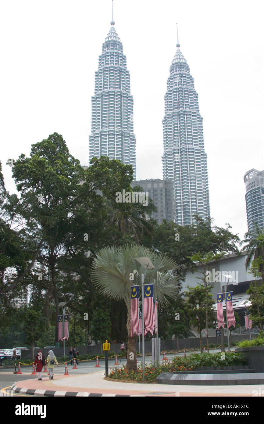 Les drapeaux sur la rue avec Petronas Twin Towers de l'arrière-plan Banque D'Images