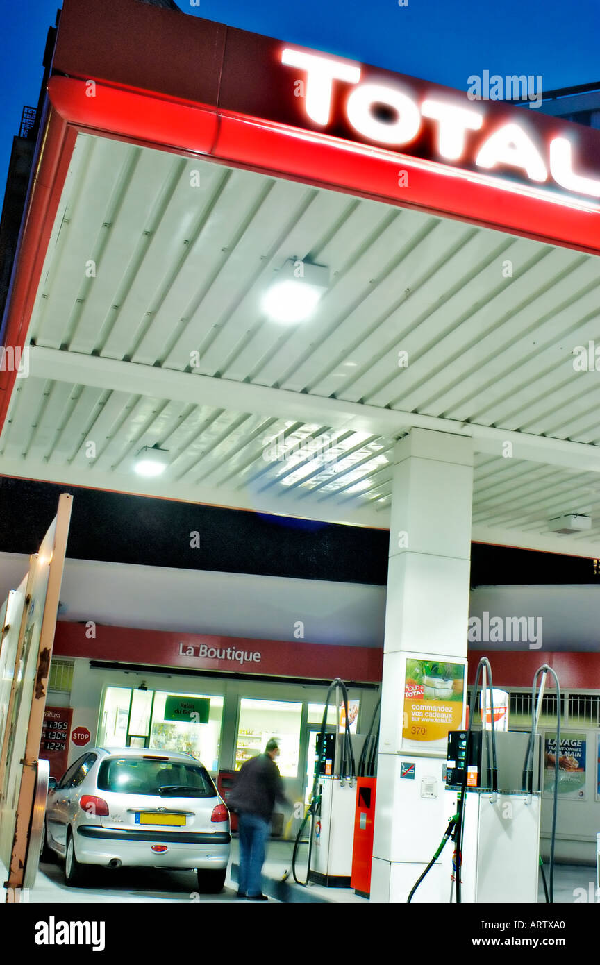 Paris France, Total Gas Station, voiture à la station essence de nuit, service de station france Banque D'Images
