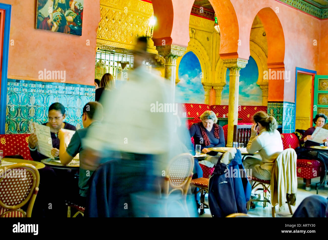 Paris France, salon de thé arabe et restaurant dans la Grande Mosquée de Paris, salon parisien 'café Maure' de 'la Mosquée de Paris', intérieur animé d'un café Banque D'Images
