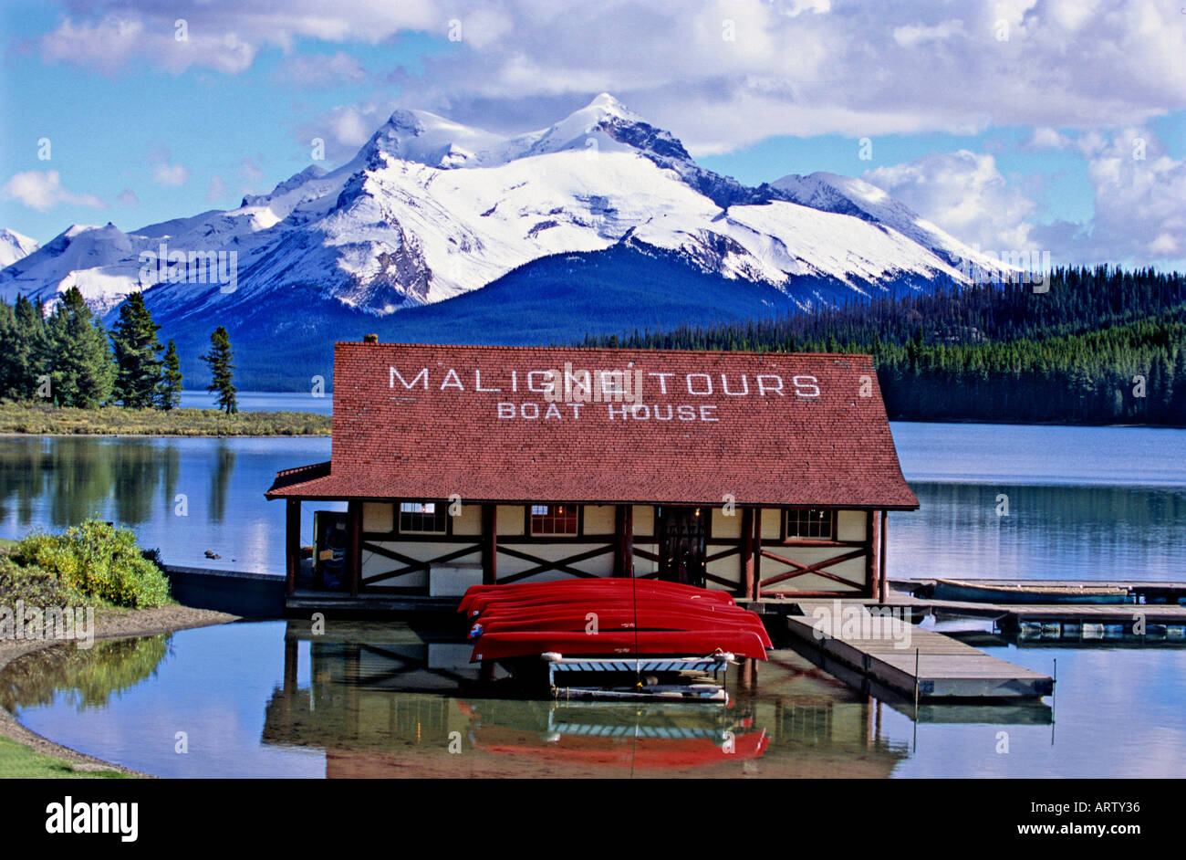 Maison Bateau sur le lac Maligne Banque D'Images