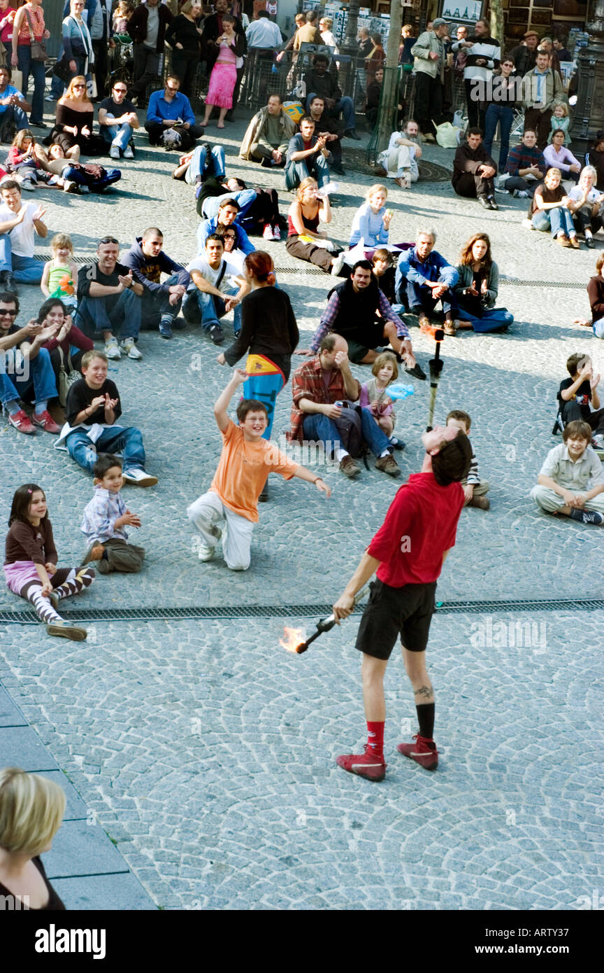 Paris France, Street Scene, foule de touristes regardant des jongleurs Performance devant le 'Musée George Pompidou' Travel Children Banque D'Images