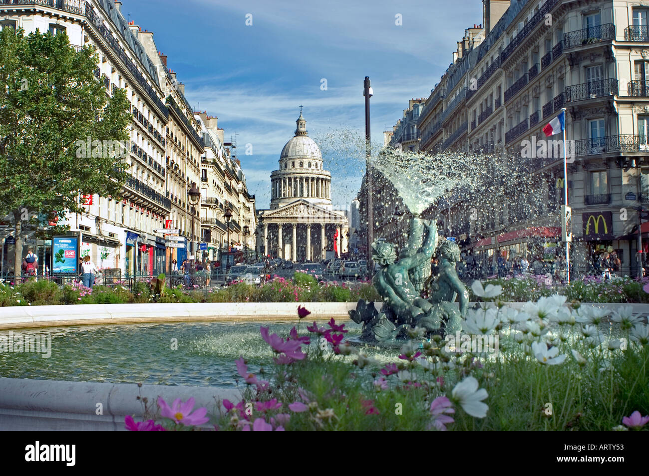 Paris FRANCE, vue générale, scène de rue, regardant vers le bâtiment du Parthénon, quartiers, sculpture publique du quartier de Paris, fontaine d'eau Banque D'Images