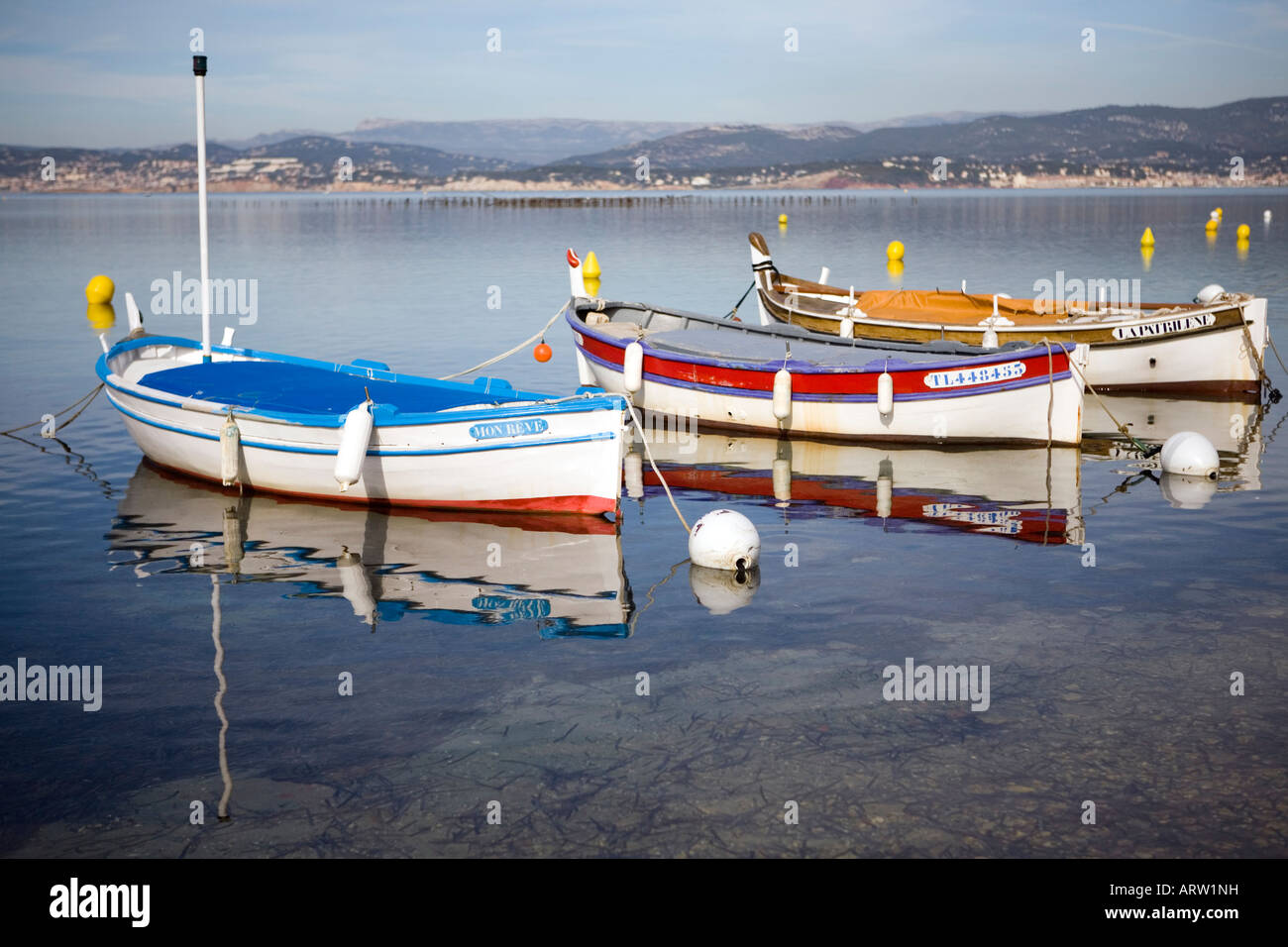 Bateau de pêche provençal traditionnel appelé pointu Photo Stock - Alamy