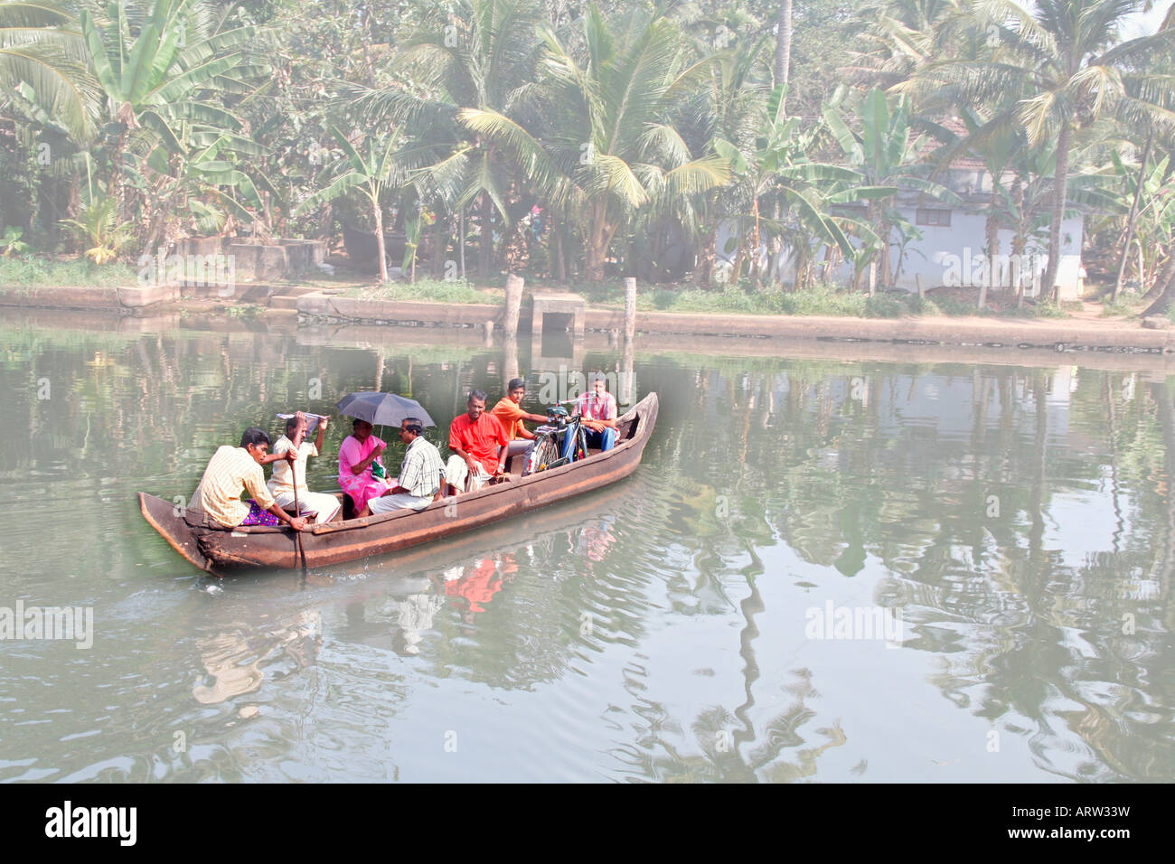 Taxi de l'eau dans le Kerala, un petit bateau transportant de la population locale dans le district de Alappuzha, moyens de transport traditionnels dans l'eau dormante Banque D'Images Taxi de l'eau dans le Kerala, un petit bateau transportant de la population locale dans le district de Alappuzha, moyens de transport traditionnels dans l'eau dormante Banque D'Images