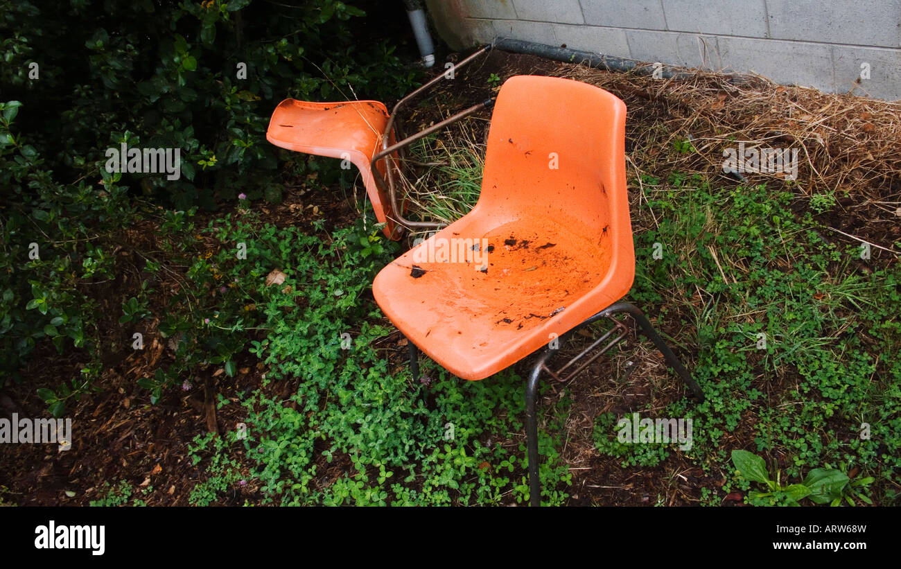 Jeter des chaises en plastique orange Banque D'Images