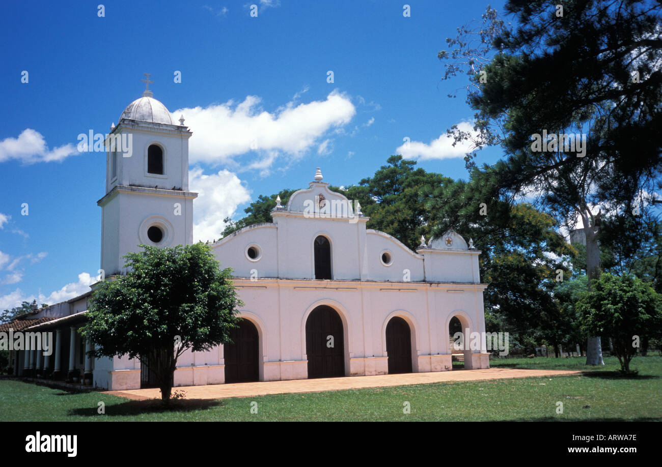 Milieu du xviiie siècle dans l'église catholique blanc Piribebuy Paraguay Banque D'Images