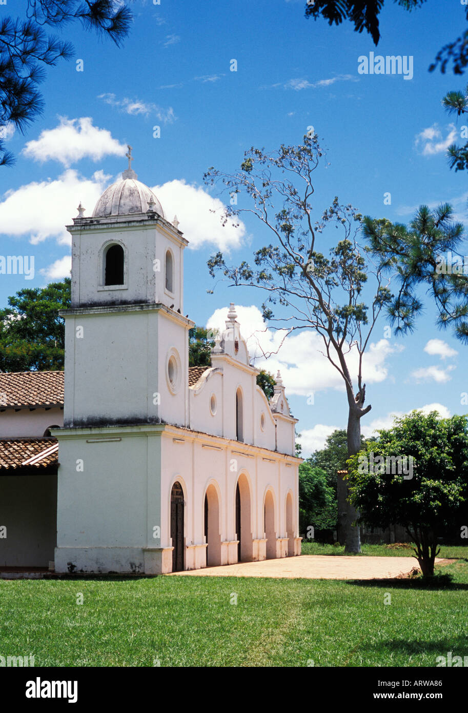 Milieu du xviiie siècle dans l'église catholique blanc Piribebuy Paraguay Banque D'Images