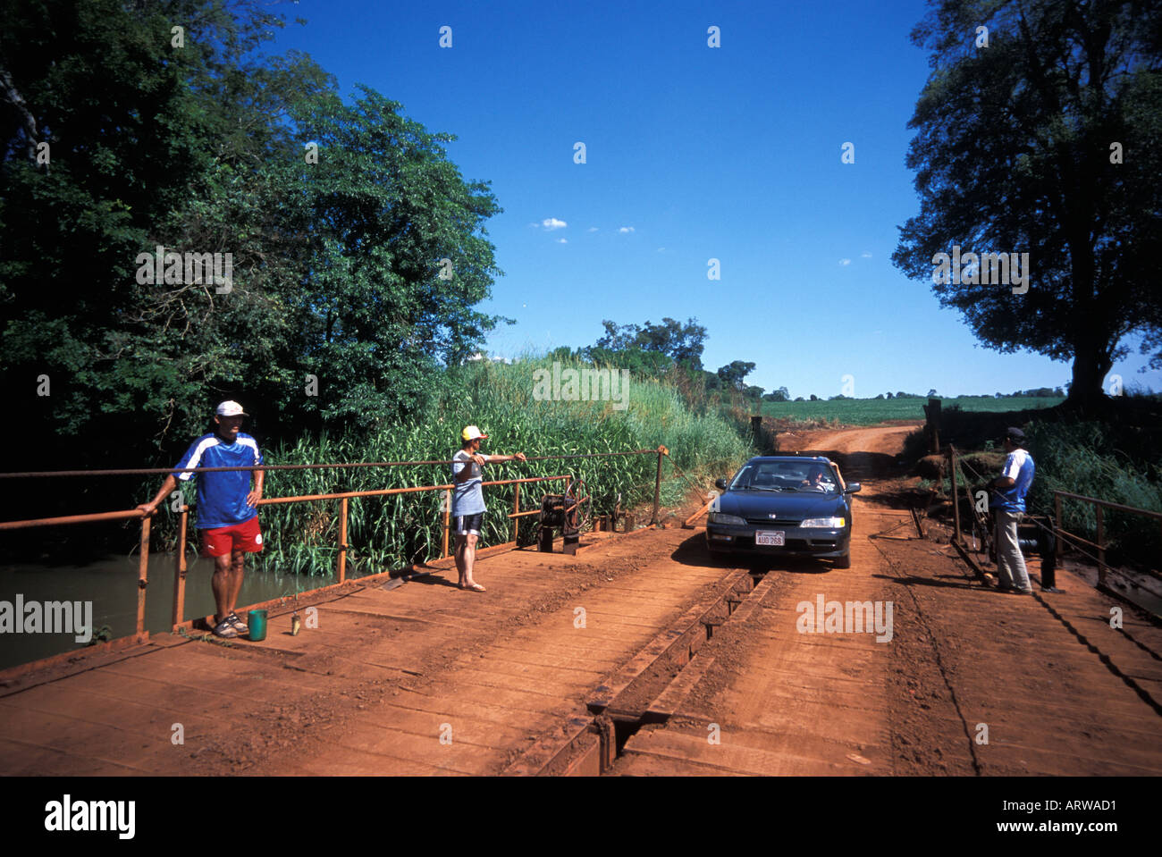 Roulant sur un petit ferry de la rivière à l'Est du Paraguay, près de Ciudad Del Este Banque D'Images