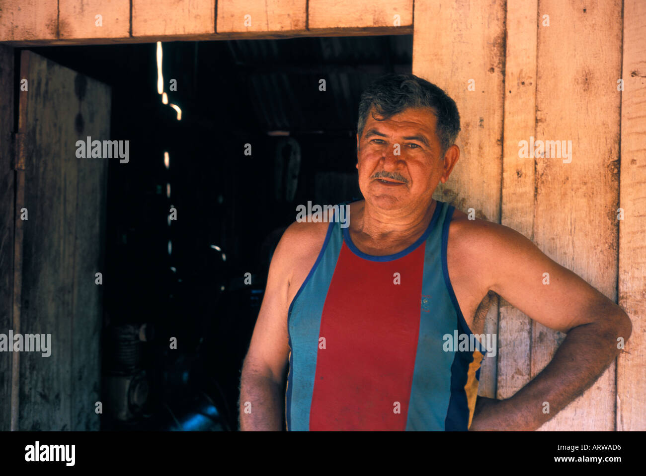 Un homme de réparation de pneus à l'extérieur de son magasin sur la route entre Trinité-et Ciudad del Este Paraguay Banque D'Images