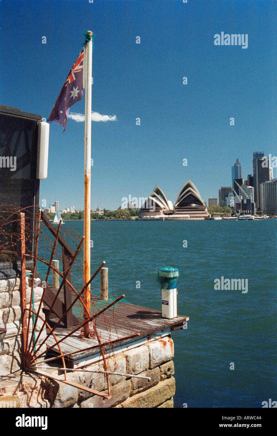 Opéra de Sydney et le quartier central des affaires avec un drapeau australien sur la Côte-Nord à l'avant-plan Banque D'Images