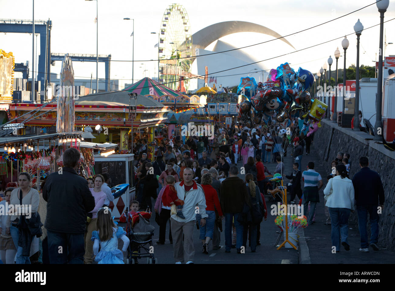Profitant de la foule carnaval en face de l'Auditorio de Tenerife Santa cruz de tenerife espagne Banque D'Images
