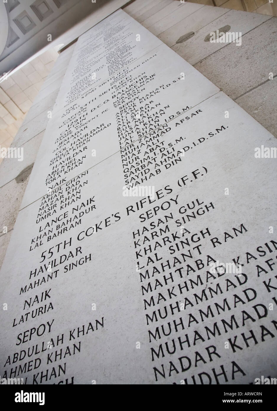 Les noms des morts de guerre de troupes du 55e Coke's Rifles partie de l'armée indienne britannique inscrite dans la porte de Menin, Ypres, Belgique Banque D'Images
