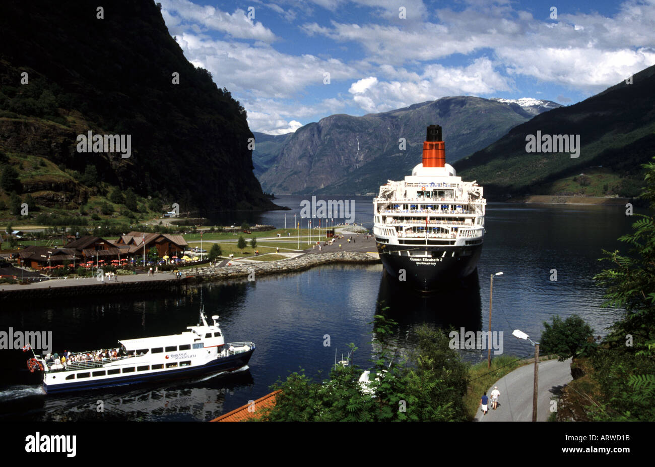 La reine Elizabeth 2 amarré au quai à Flaam Norvège nouvelle Banque D'Images