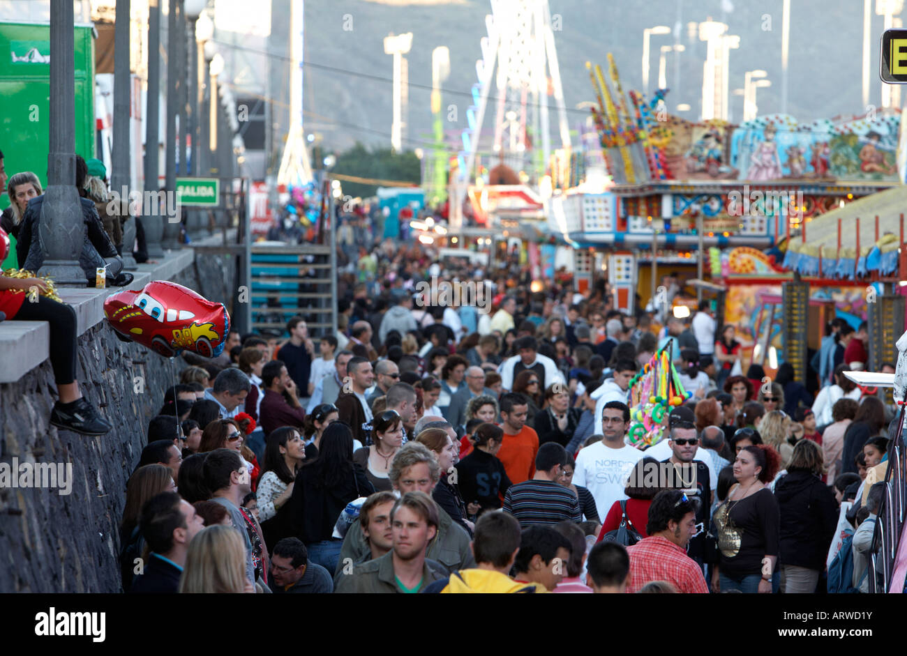 Foule de gens marchant le long de l'intermédiaire du carnaval de santa cruz de tenerife espagne Banque D'Images