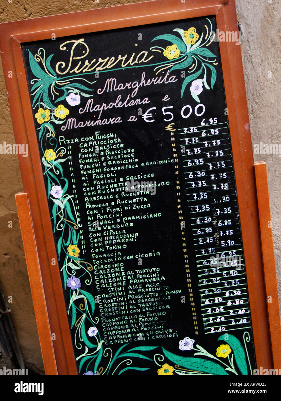 Tableau noir à la main menu Se connecter à l'extérieur d'un restaurant Pizza pizzeria à Rome Italie nouvelle image avec des prix en euros Banque D'Images Tableau noir à la main menu Se connecter à l'extérieur d'un restaurant Pizza pizzeria à Rome Italie nouvelle image avec des prix en euros Banque D'Images