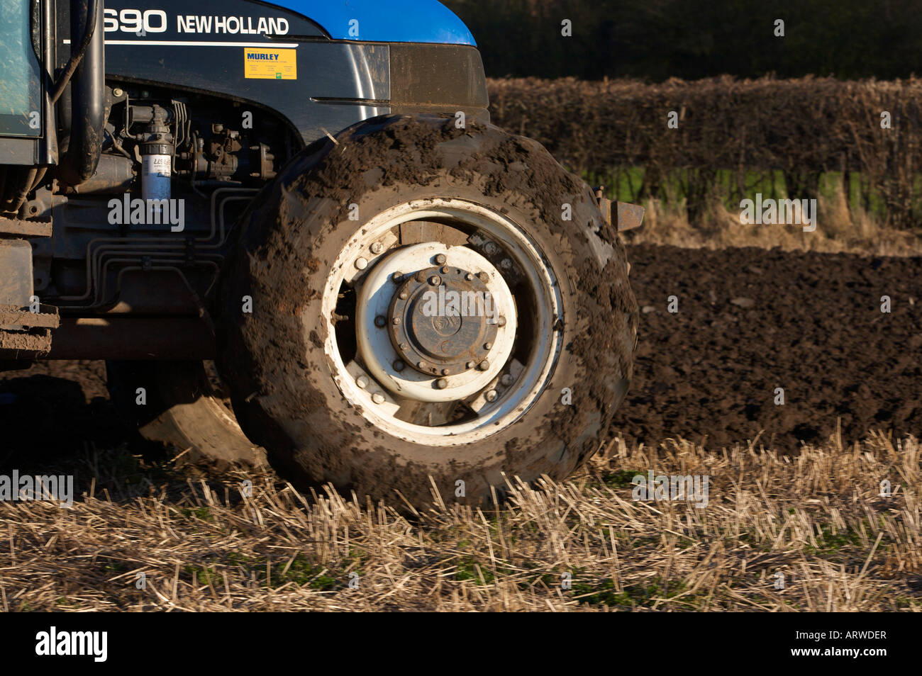 Détail de la roue avant sur le 4X4 tracteur laboure un champ de chaumes prêt à planter de l'orge Banque D'Images
