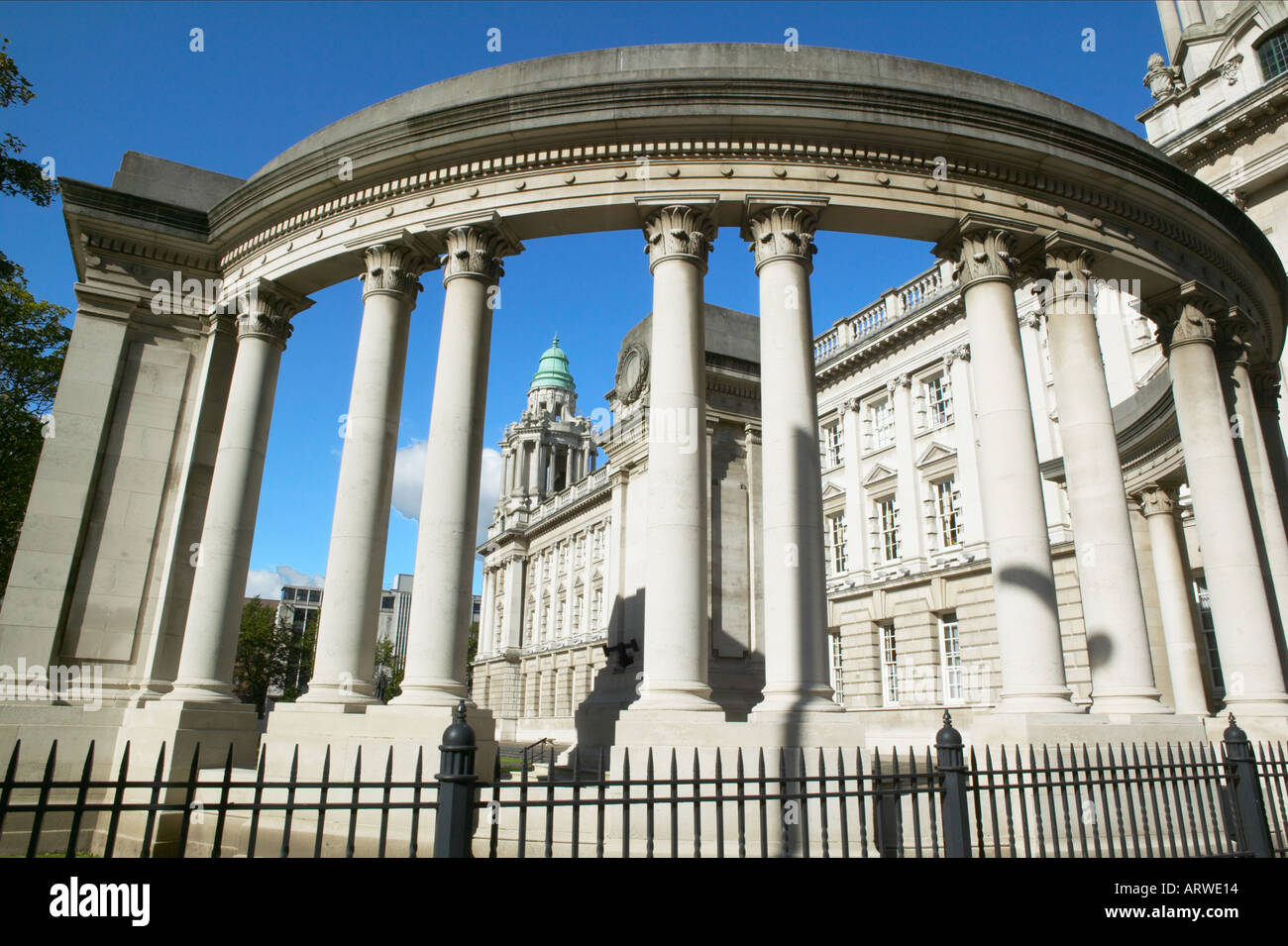Le Cénotaphe et Belfast City Hall, l'Irlande du Nord Banque D'Images