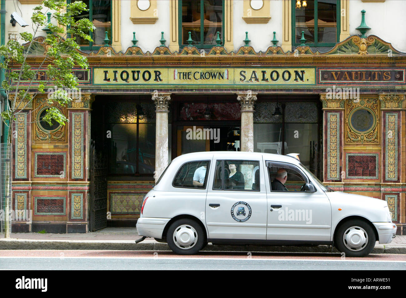 Le Crown Liquor Saloon sur Great Victoria Street, Belfast, Irlande du Nord. Avec un taxi Belfast Banque D'Images