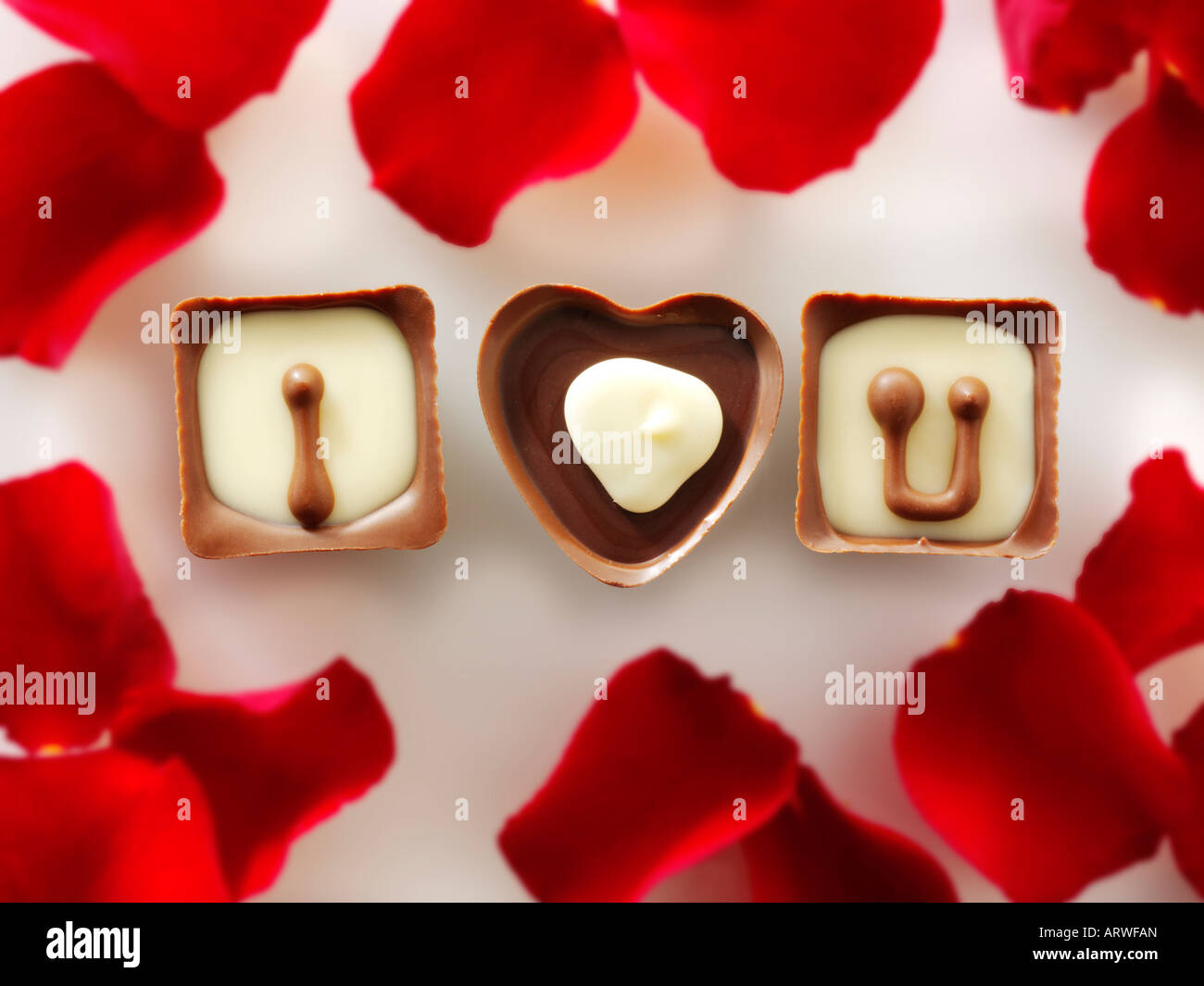 Je t'aime écrit en rouge en forme de coeur chocolats Banque D'Images