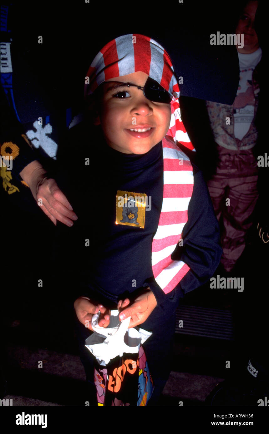 Garçon de 6 ans trick or treating dans pirate costume le soir de l'Halloween. St Paul Minnesota USA Banque D'Images