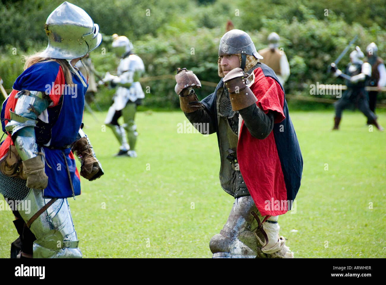 Deux chevaliers en armure la lutte contre la main à la main en milieu de bataille Bataille de Tewkesbury Historique Renactment 1471 Angleterre 2007 NR Banque D'Images