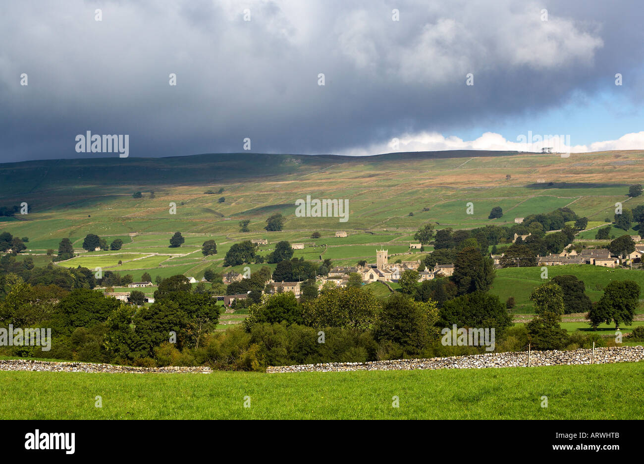 Tempête sur Askrigg Wensleydale Yorkshire Dales National Park en Angleterre Banque D'Images