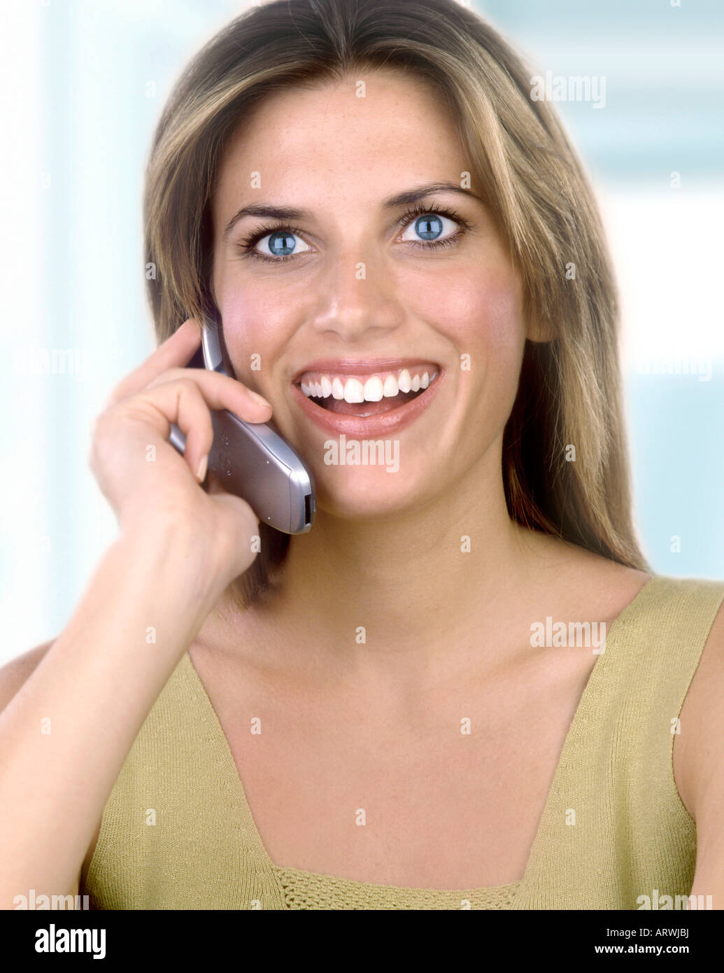 Smiling Woman talking on cell phone Banque D'Images