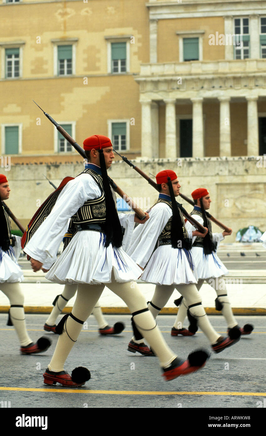 Bâtiment du Parlement Athènes marchant des gardes evzones en kilts et  chaussures pom pom Photo Stock - Alamy