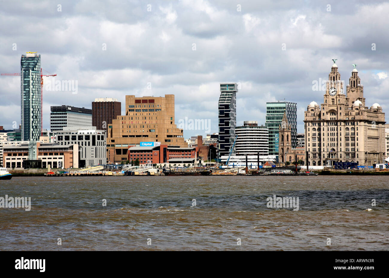 Liverpool waterfront dont Royal Liver Building et construction plus récente Banque D'Images
