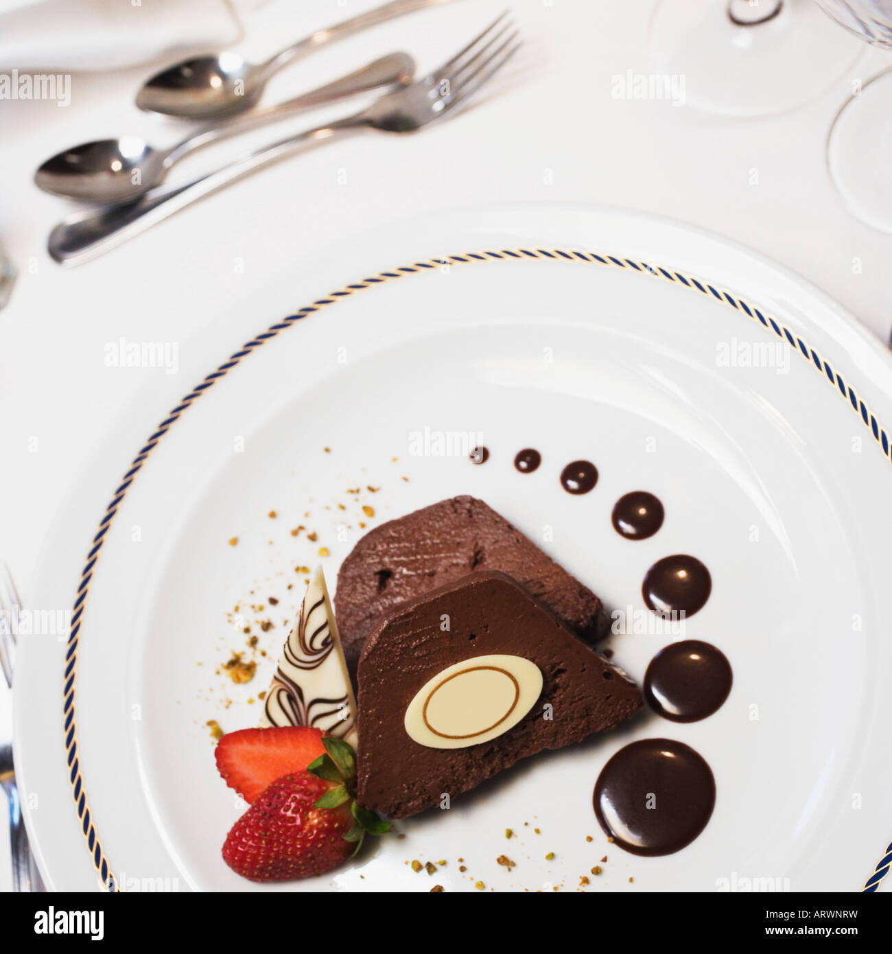 Portrait de deux pièces d'un gâteau au chocolat avec une fraise dans une assiette Banque D'Images