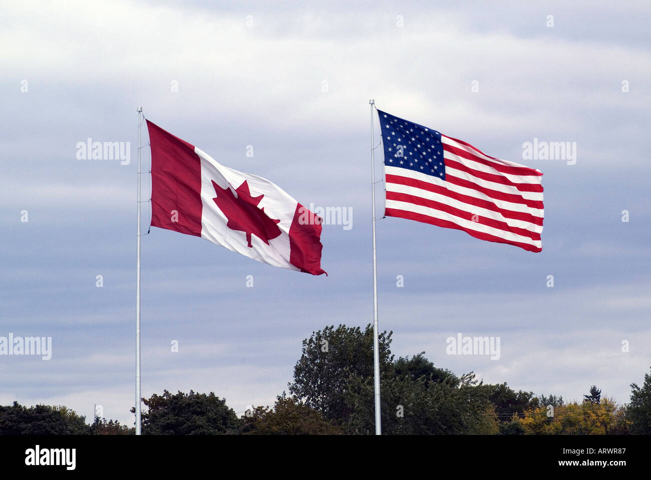 Les États-Unis et Canada drapeaux canadiens volent côte à côte Banque D'Images