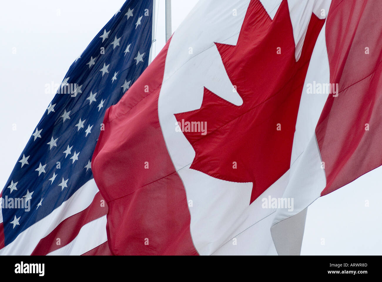 Les États-Unis et Canada drapeaux canadiens volent côte à côte Banque D'Images