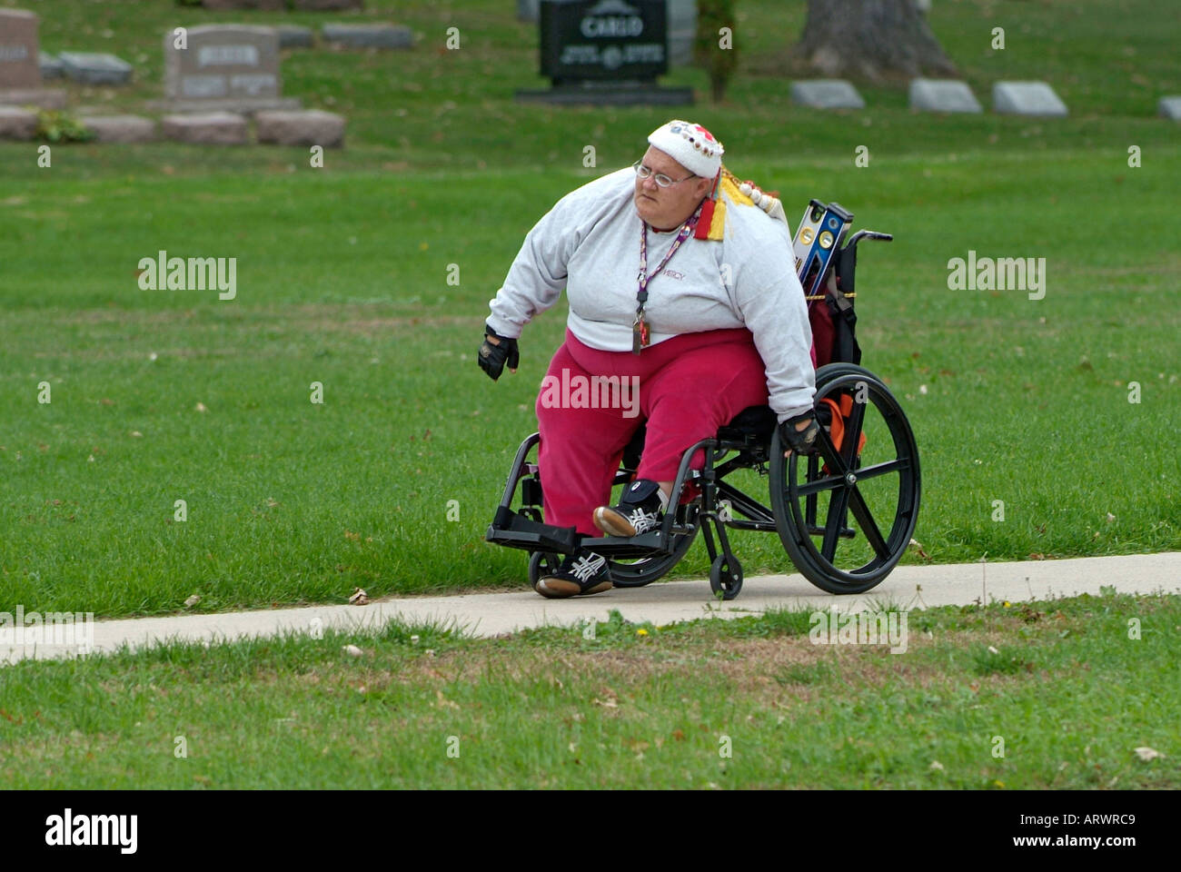 L'excès de graisse obèses femelle est handicapé et manèges dans un fauteuil  roulant Photo Stock - Alamy