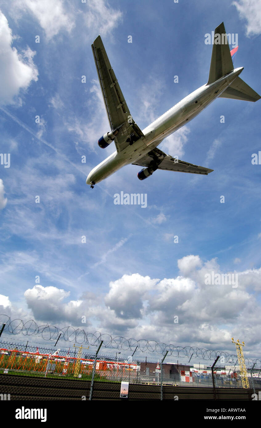 Un Boeing jet arrive en terre à l'aéroport de London Gatwick Banque D'Images