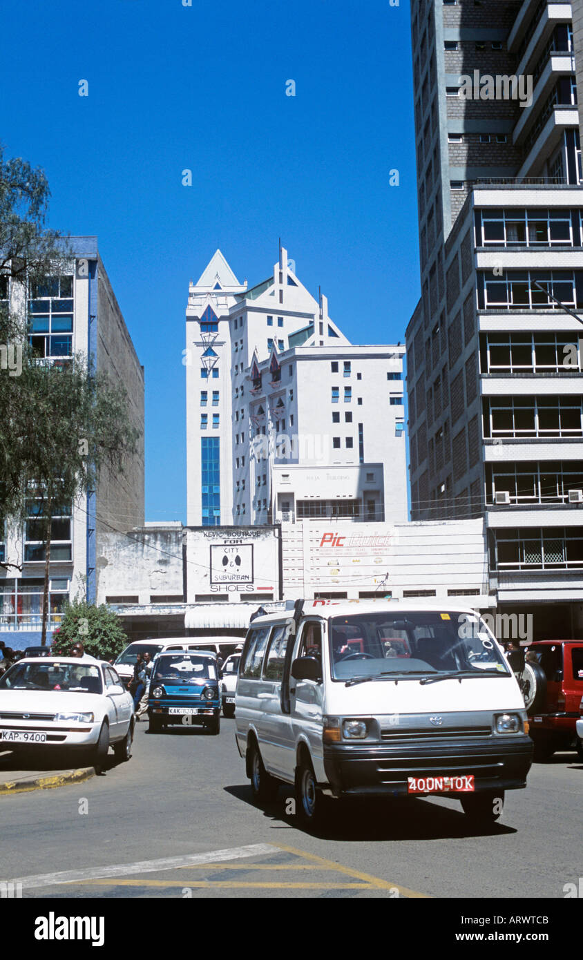 Dans la rue du centre-ville de Nairobi moderne, capitale du Kenya, avec sa variété habituelle de véhicules Banque D'Images