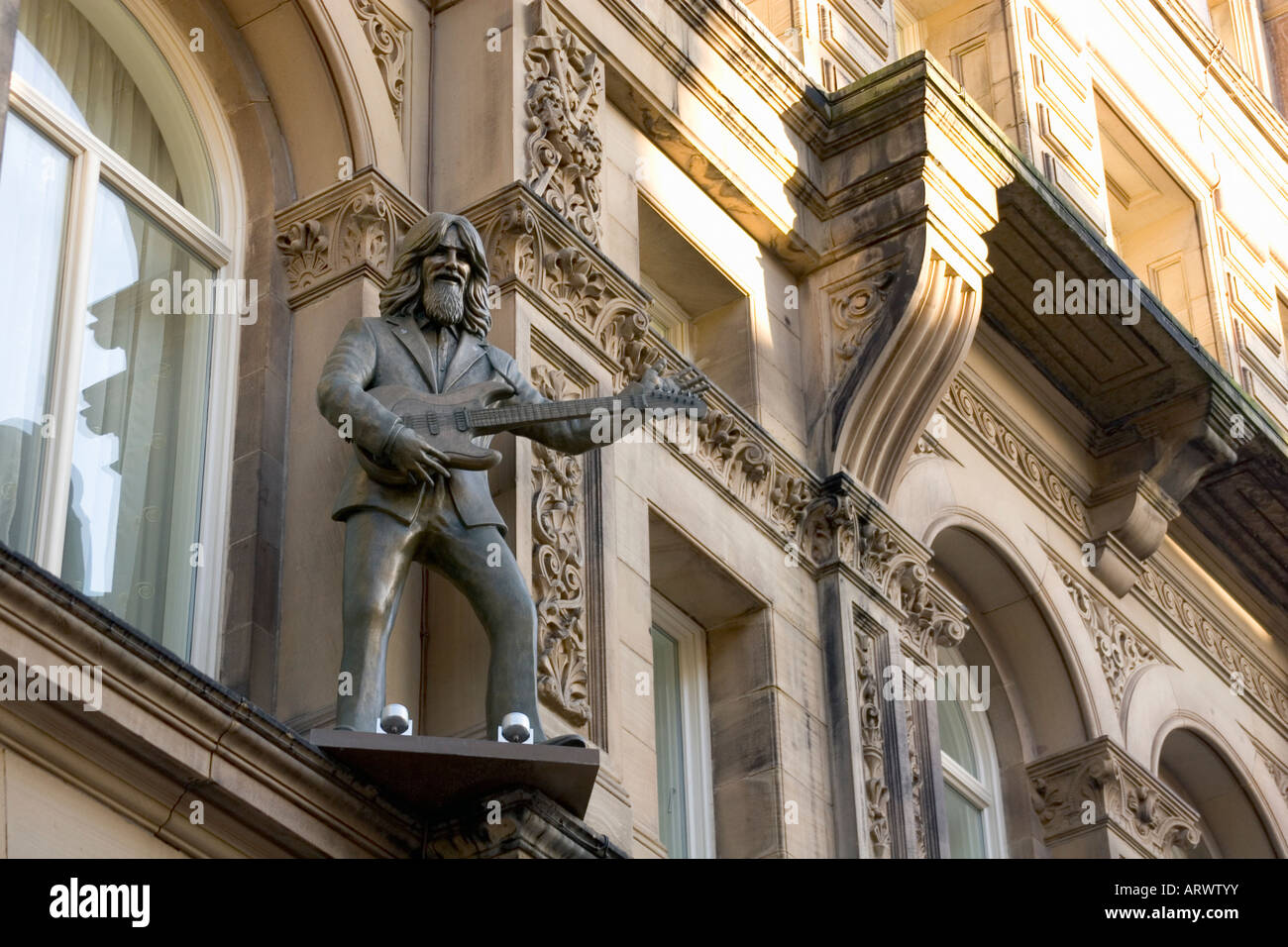 HARD DAYS NIGHT HOTEL À LIVERPOOL ET STATUE DE GEORGE HARRISON sur la façade de l'Hôtel Liverpool Accueil des Beatles Banque D'Images