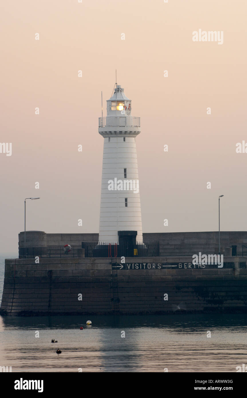 Donaghadee Harbour et le phare au lever du soleil le comté de Down en Irlande du Nord Banque D'Images