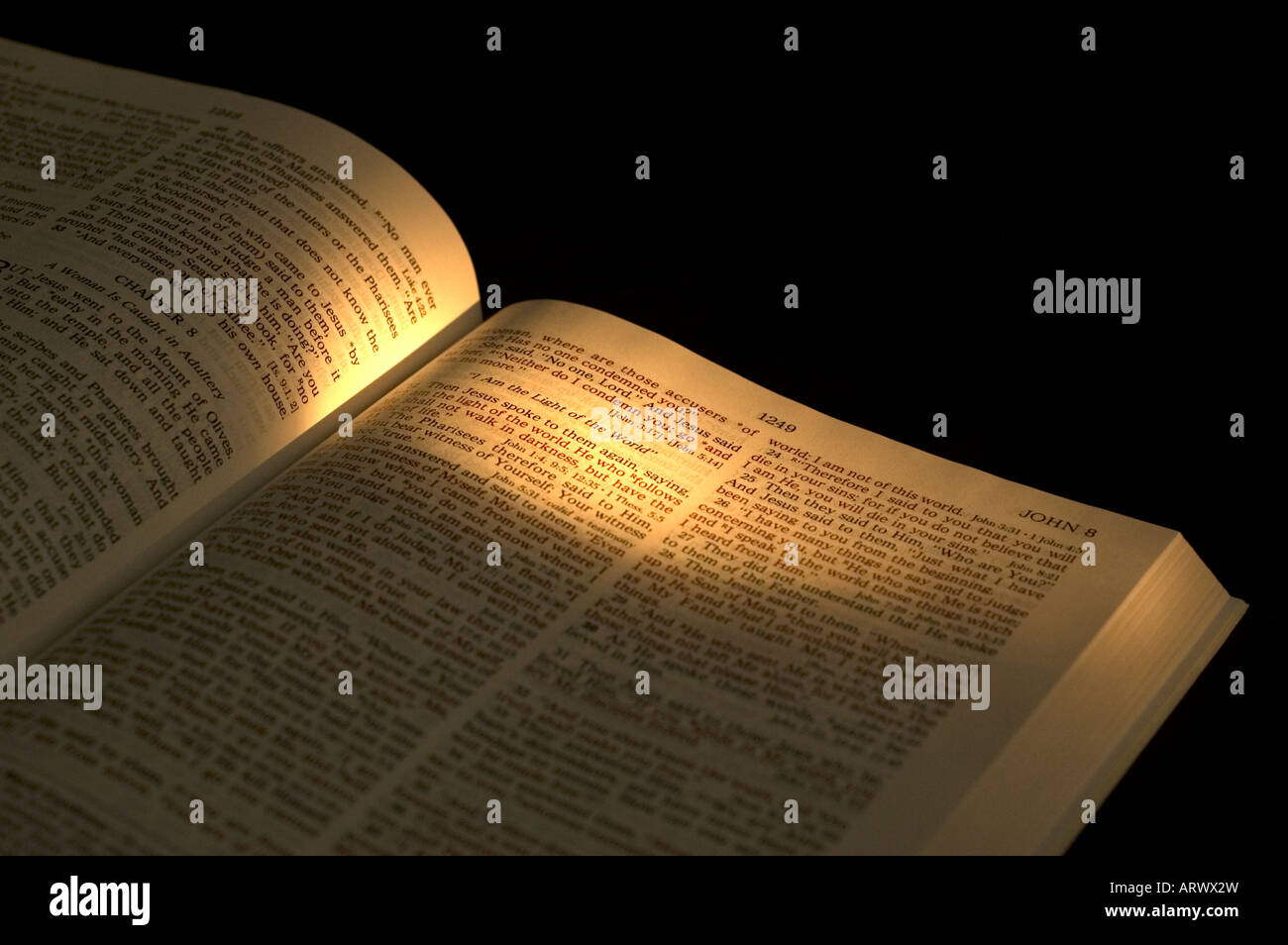 Libre d'une partie de la Bible sur fond sombre Banque D'Images