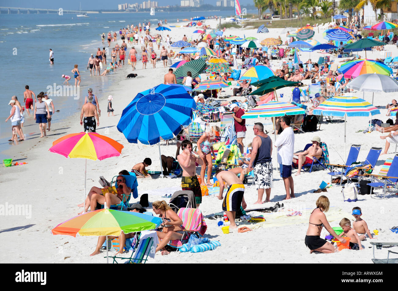 Les visiteurs à Fort Myers Beach Floride profitez du soleil et de l'eau Banque D'Images