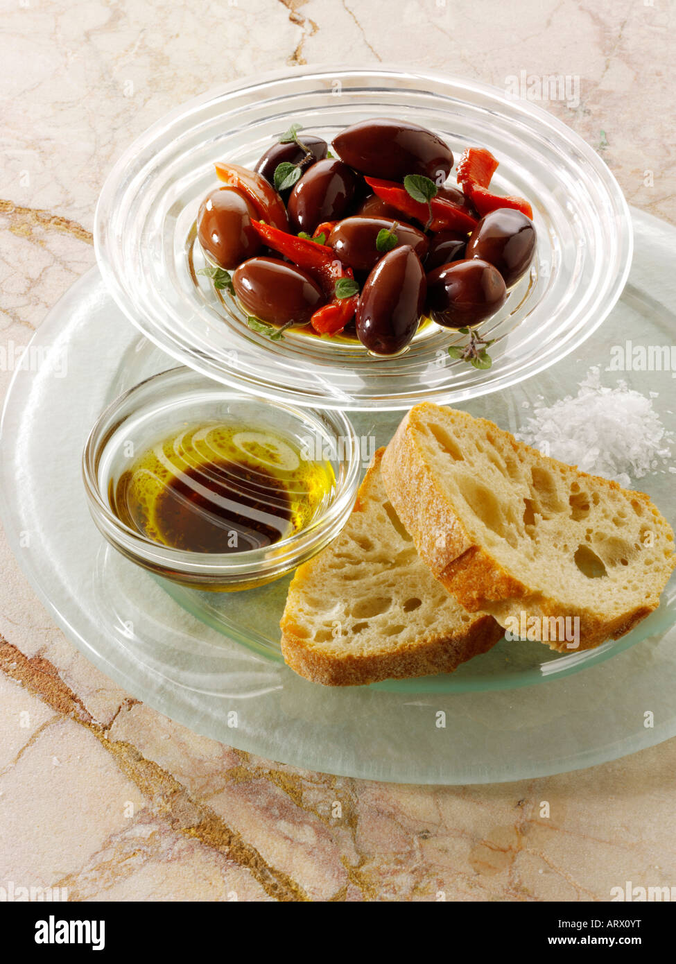 Olives avec du pain et de l'huile d'olive rafraîchir Banque D'Images