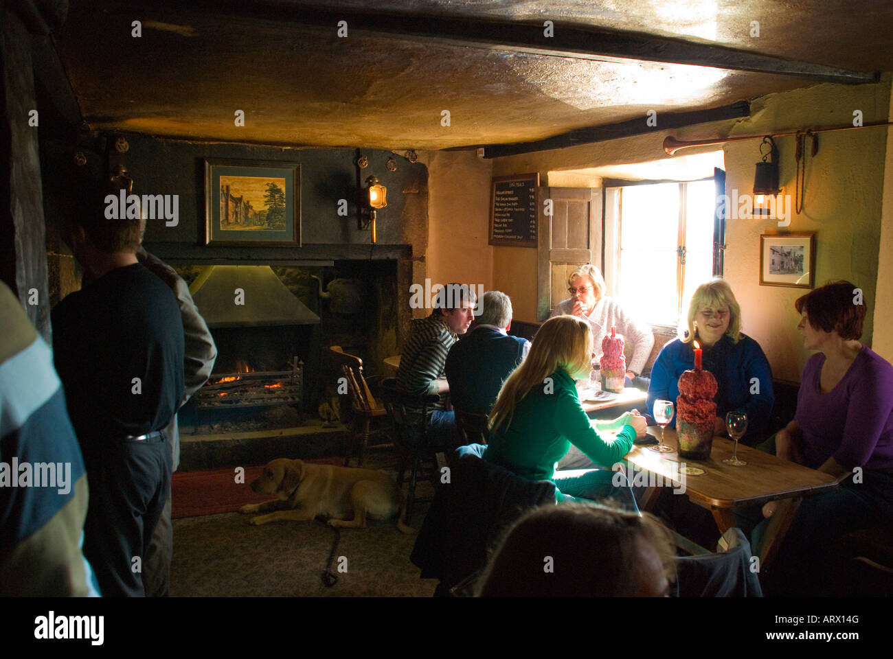 Newland Forêt de Dean Gloucestershire UK L'Ostrich Inn intérieur un pub célèbre pour la real ale et de l'alimentation Banque D'Images