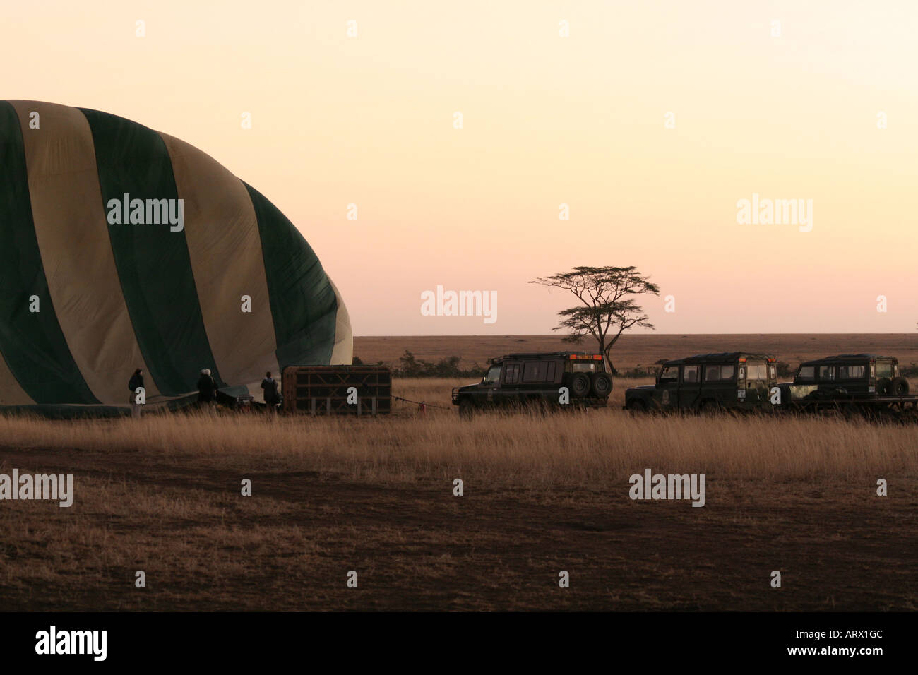Hot Air Balloon prépare à décoller NP Serengeti Tanzanie Banque D'Images