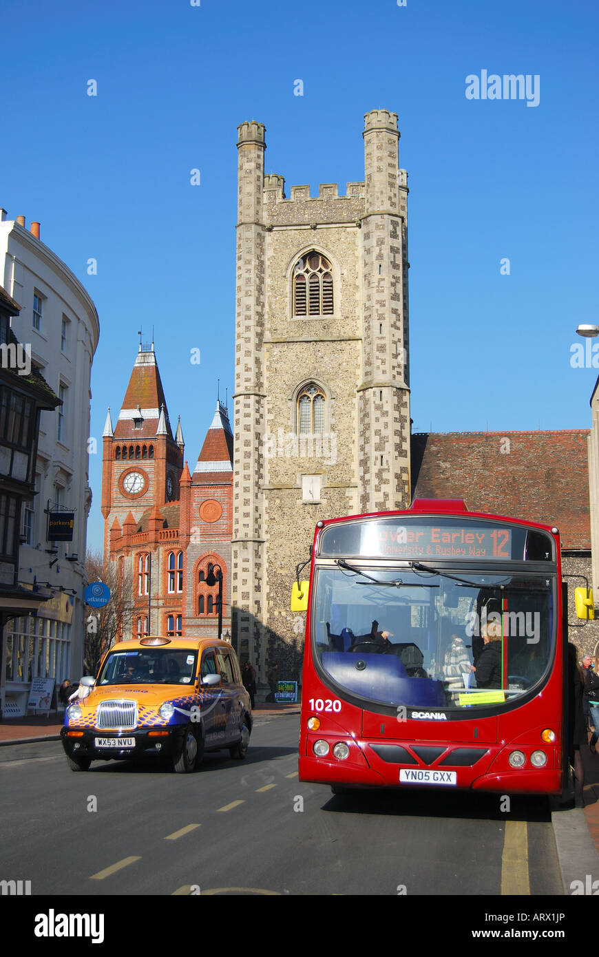 L'église Saint-Laurent et tour de ville, le marché du beurre, Reading, Berkshire, Angleterre. United Kingdom Banque D'Images