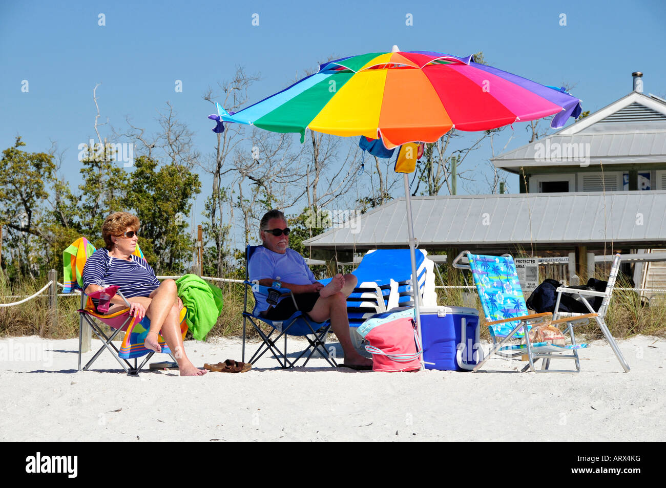 Époux Épouse vous détendre sur la plage de Naples Florida sun UV FL US United States Banque D'Images