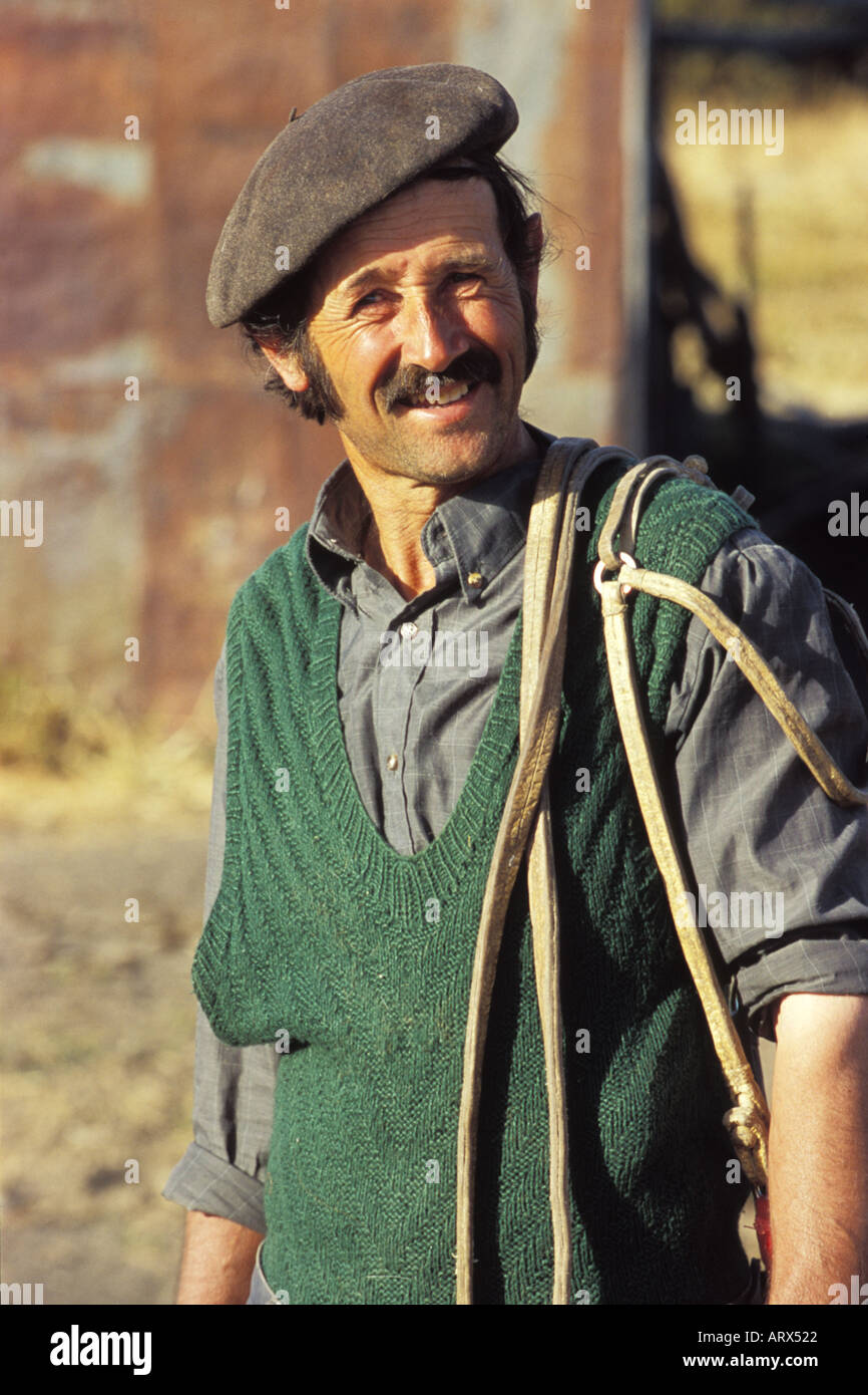 Argentine Patagonie Goucho (Cowboy) tendant chevaux sur Ranch Banque D'Images