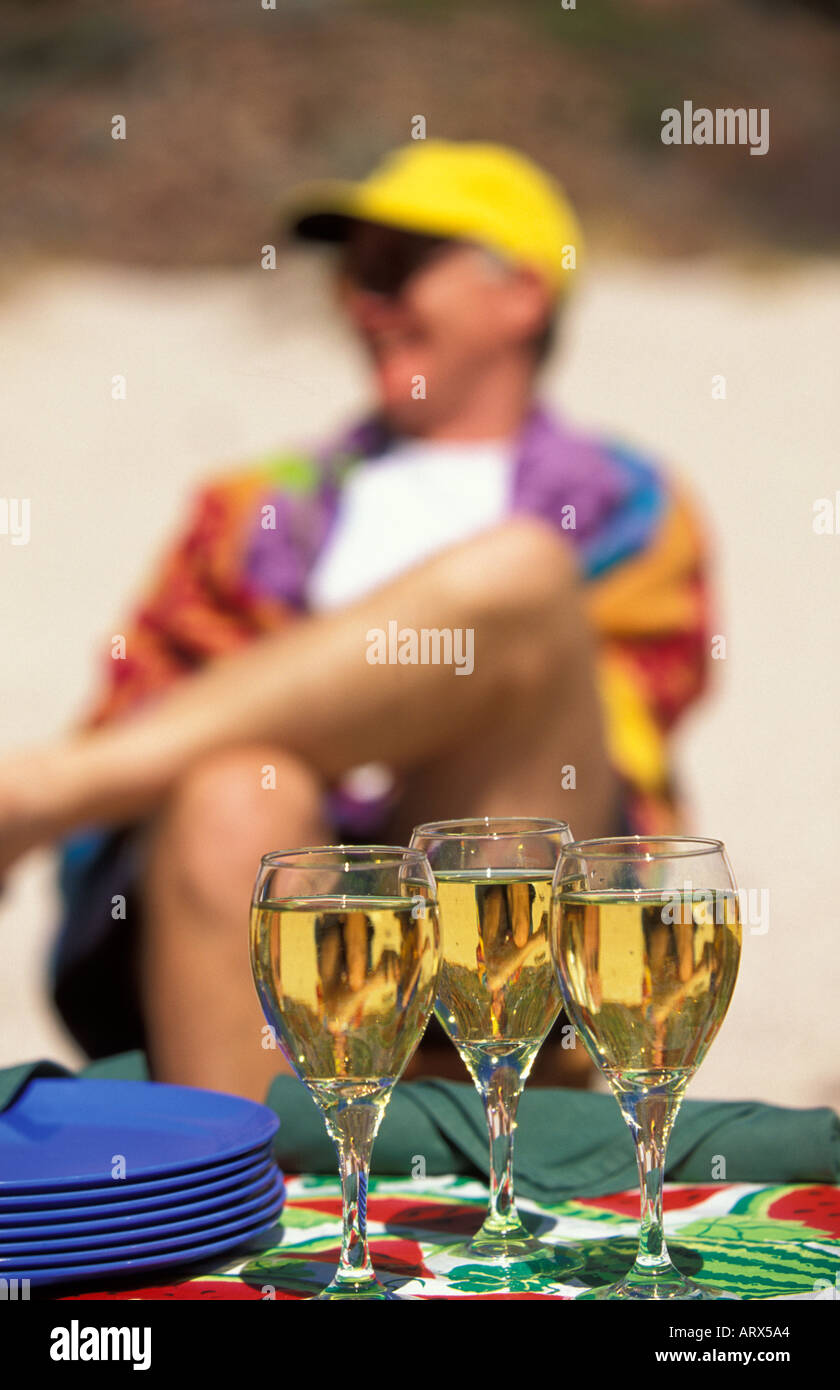 Camping-profiter de l'Happy Hour Après une journée de kayak , Île de Espiitu Santos,mer de Cortes, Baja, Californie Banque D'Images