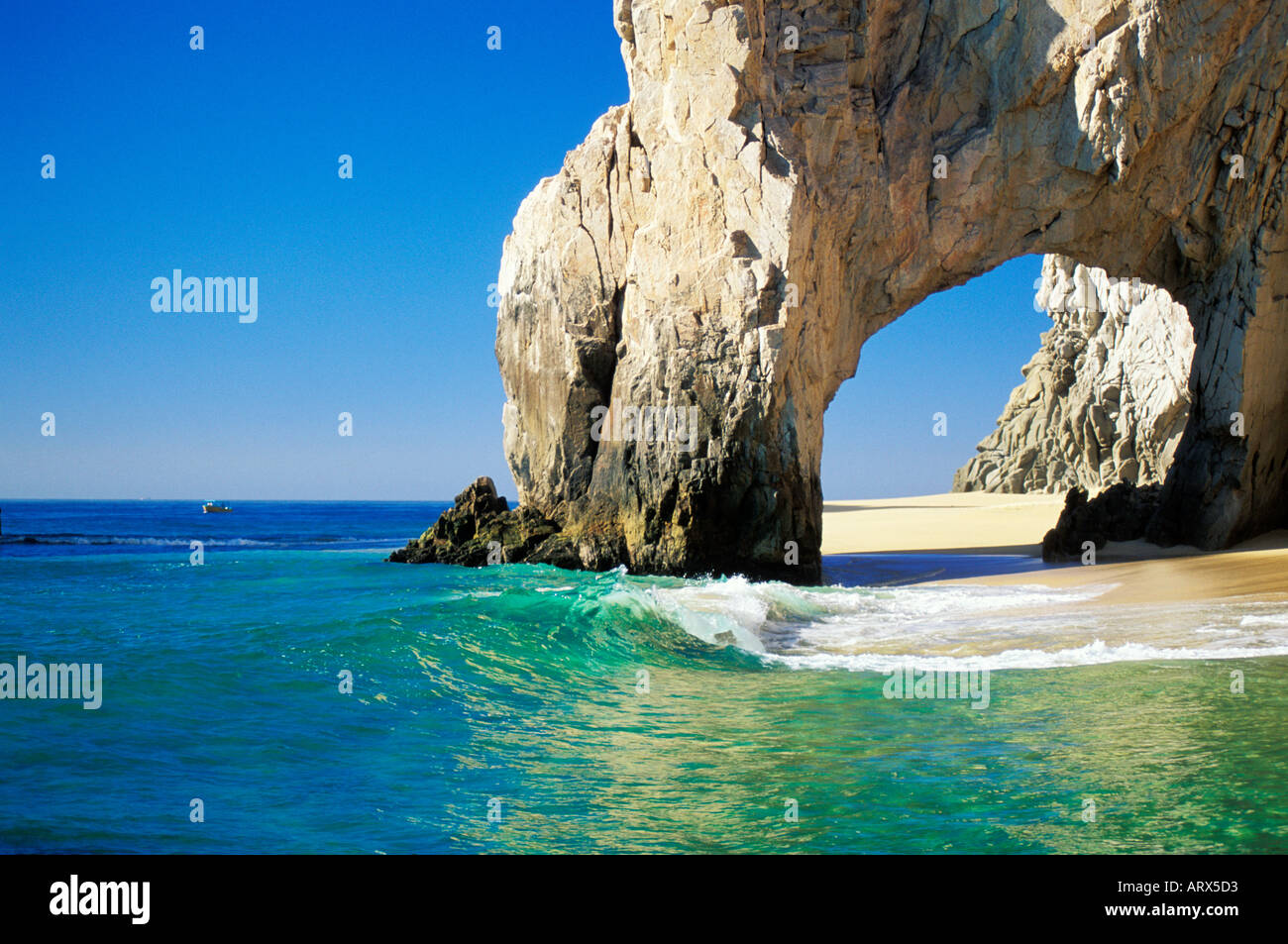 La mer de Cortes MEXICO Baja Cabo San Lucas El Arco l'arche qui dépasse de l'eau bleu océan Banque D'Images
