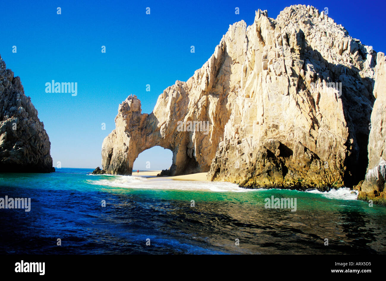 La mer de Cortes MEXICO Baja Cabo San Lucas El Arco l'arche qui dépasse de l'eau bleu océan Banque D'Images